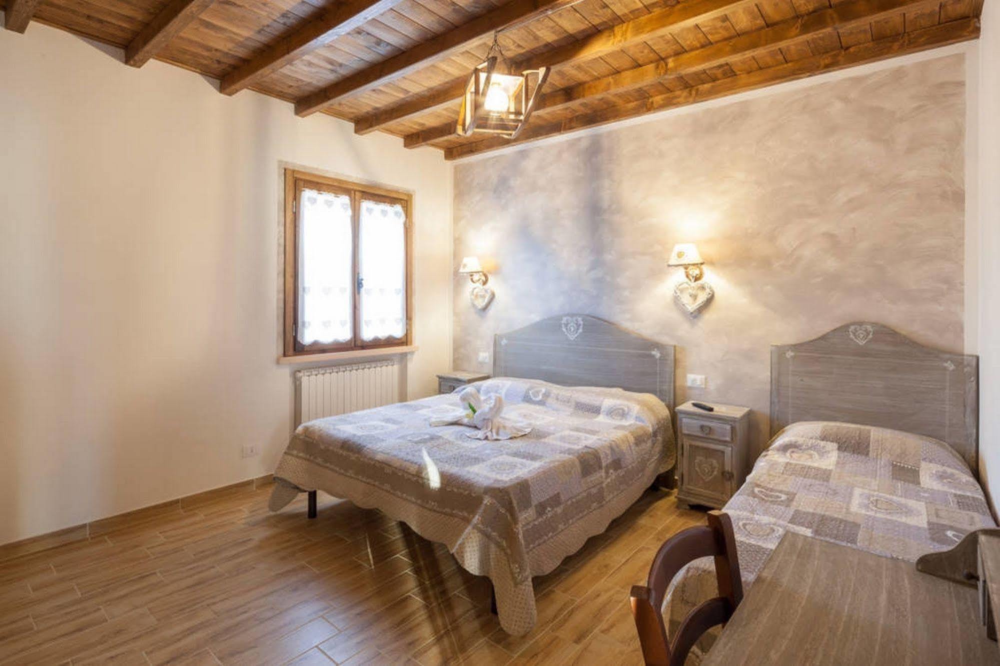 La Casa Delle Rondini Bed & Breakfast Roncoferraro Exterior photo