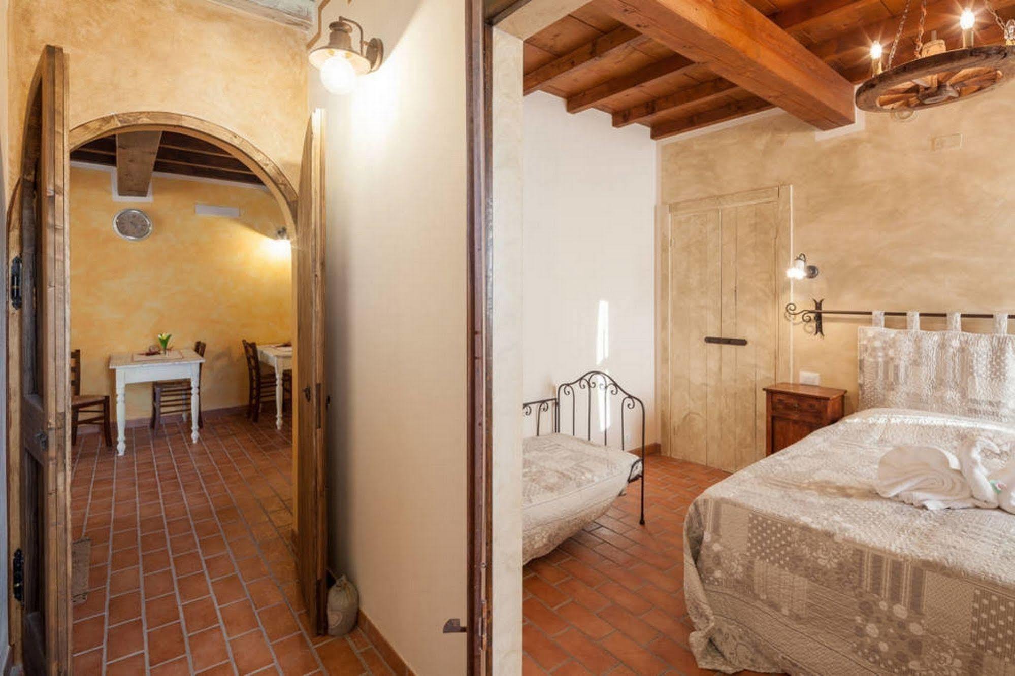 La Casa Delle Rondini Bed & Breakfast Roncoferraro Exterior photo