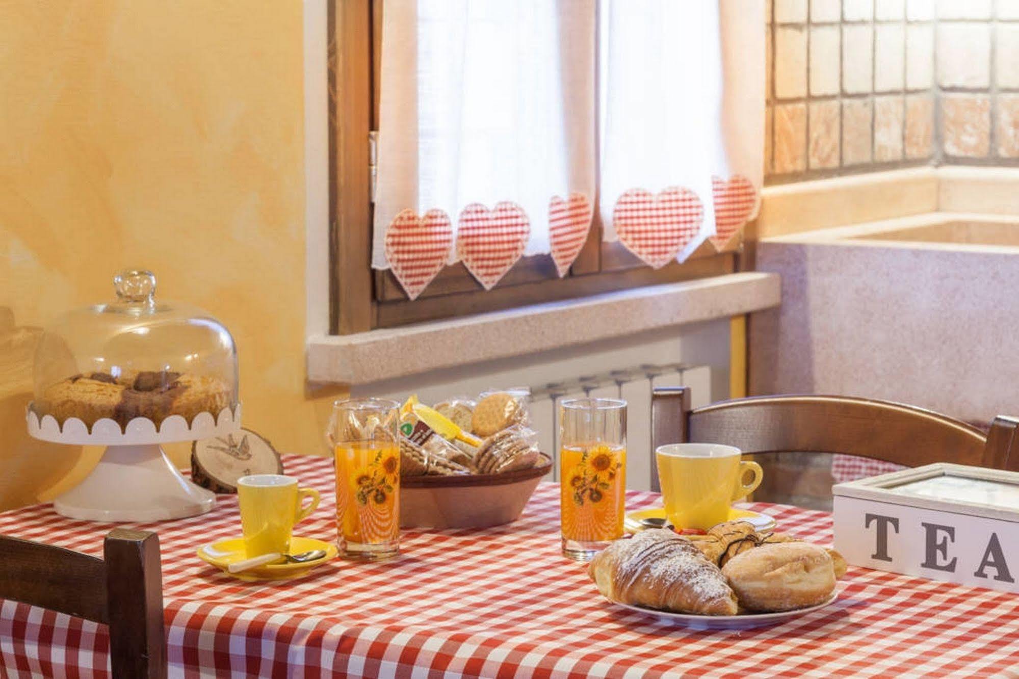 La Casa Delle Rondini Bed & Breakfast Roncoferraro Exterior photo